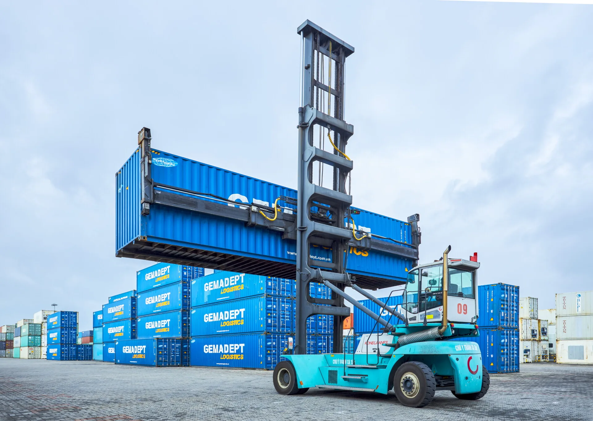 Xe nâng container