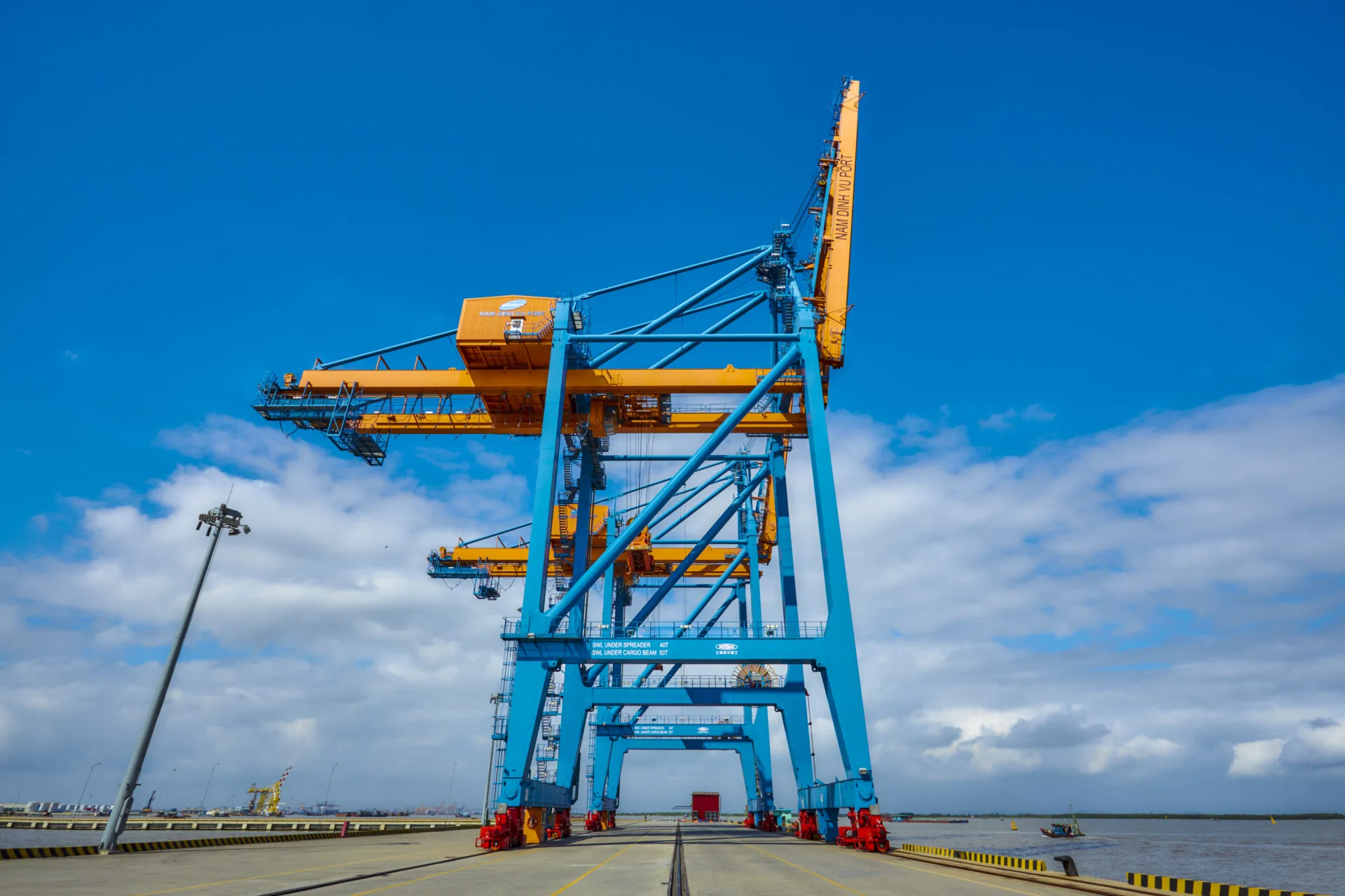 10 QCs & <br> 1 OOG mobile crane