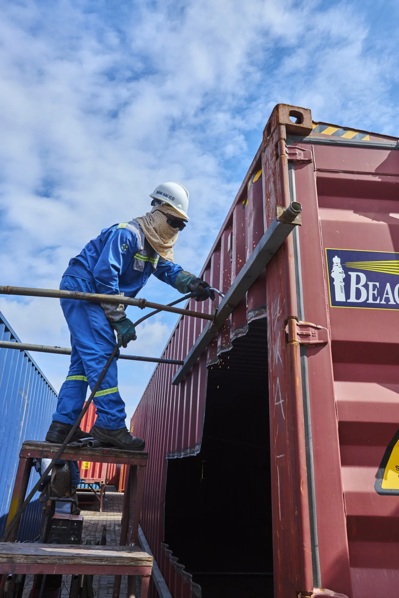 Dịch vụ vệ sinh, sửa chữa, nâng cấp container