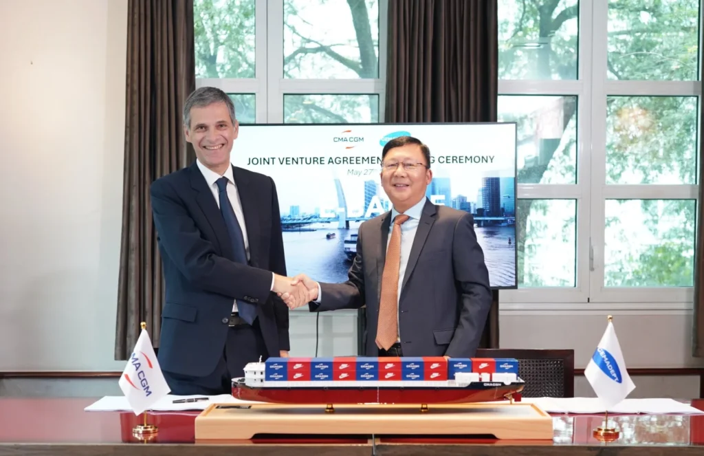 Ông Rodolphe Saadé, Chủ tịch kiêm Tổng Giám đốc điều hành Tập đoàn CMA CGM (Pháp) và Ông Nguyễn Thanh Bình, Tổng Giám đốc Công ty CP Gemadept ký kết thỏa thuận hợp tác chiến lược thành lập liên doanh, đánh dấu bước tiến quan trọng trong việc phát triển giải pháp logistics xanh tại Việt Nam (Ngày 27 tháng 5 năm 2025) 